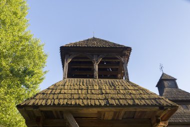 Eski ahşap kilisenin çatısı. Beton sığınak.