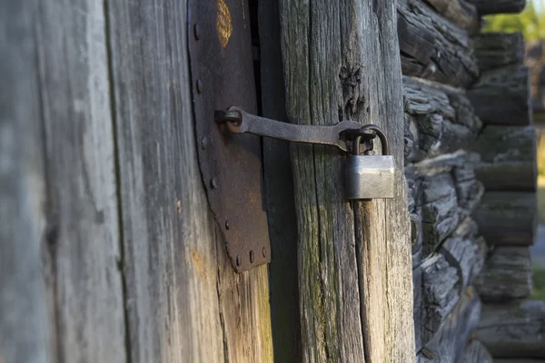Stary dom. Drzwi zamykane na kłódkę — Zdjęcie stockowe