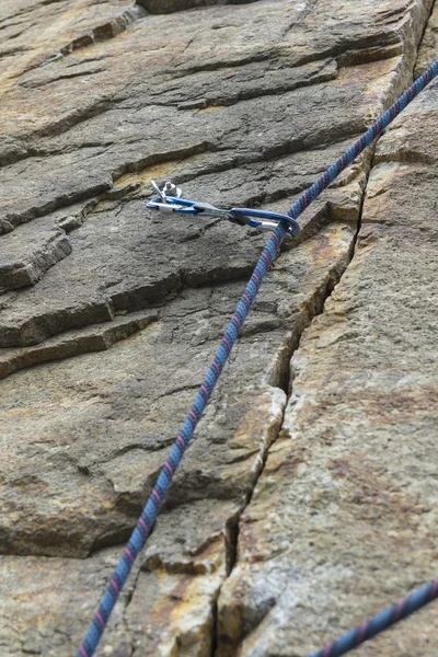 攀爬。安全螺栓螺纹卡宾枪和一根绳子。花岗岩 — 图库照片