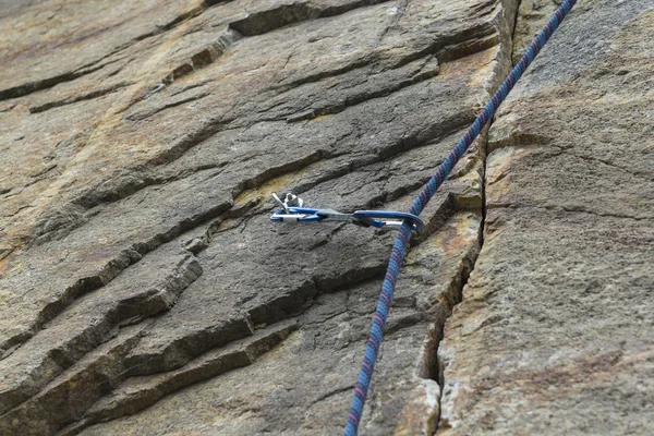 Wspinaczka. Rygiel bezpieczeństwa gwintowane liny z karabinu. Granit — Zdjęcie stockowe