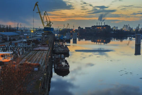 Kiev. Puesta de sol. Zona industrial a orillas del Dniéper —  Fotos de Stock