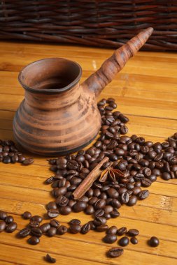 kahve çekirdekleri ahşap masada.