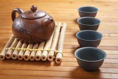 Bambu yapılmış ahşap bir tabloda çay seti