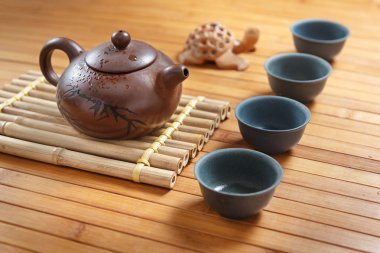 Bambu yapılmış ahşap bir tabloda çay seti