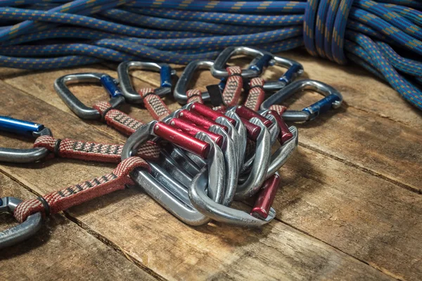 Corda de escalada e equipamento em placas de madeira — Fotografia de Stock