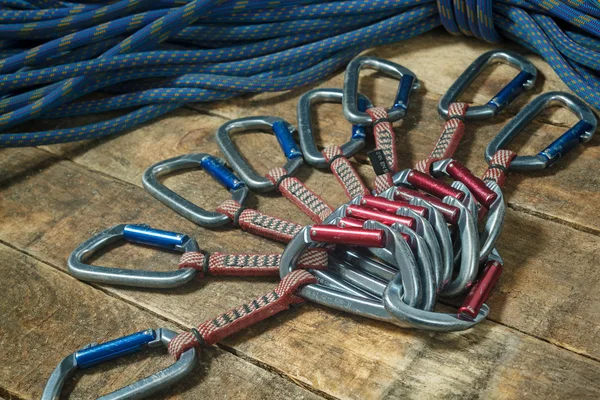 Corda de escalada e equipamento em placas de madeira — Fotografia de Stock