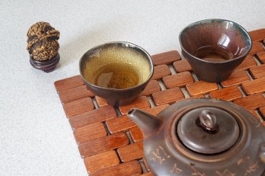 Çay seti ahşap bir substrat üzerine