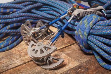 İp ve tırmanışı ve dağcılık için donatım