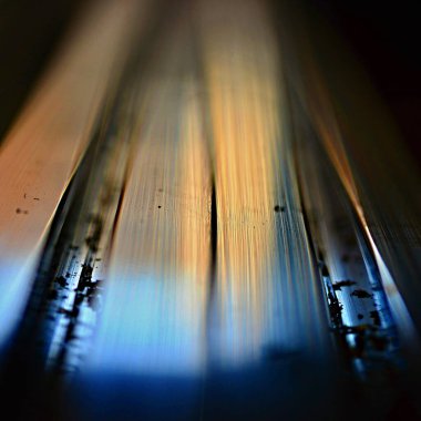 Alüminyum profilin detaylı görünümü. Cilalanmış alüminyum profil. Işığın yansıması.