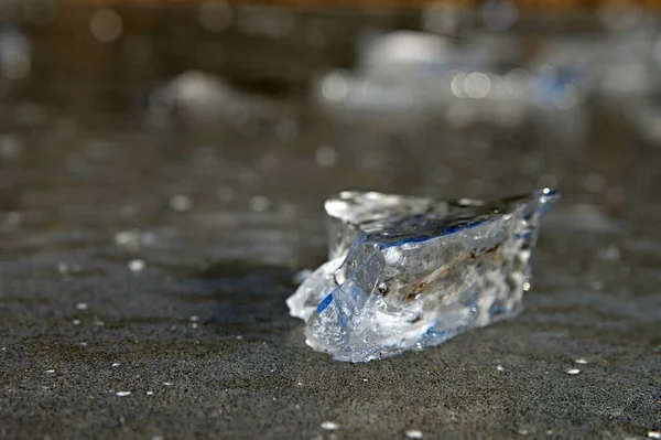 Een Stuk Ijs Van Dichtbij Transparant Blauw Ijs Grond — Stockfoto