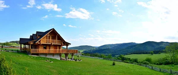 Mountain Timbered Cottage Green Meadow Wooden Building Romantic View — Stock Photo, Image