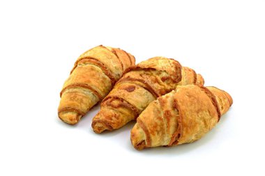 Beyaz arka planda üç tarçınlı kruvasan. Ekmekler. Tarçınlı Mini Tatlılar.