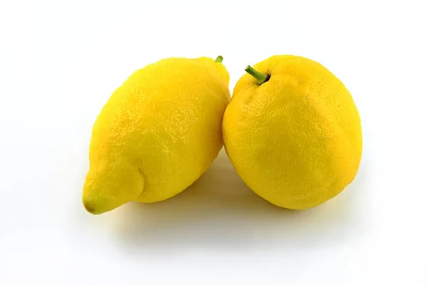 Due Limoni Gialli Con Foglie Verdi Fondo Bianco Agrumi Freschi — Foto Stock