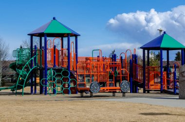 Parktaki renkli oyun parkı