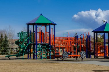 Parktaki renkli oyun parkı