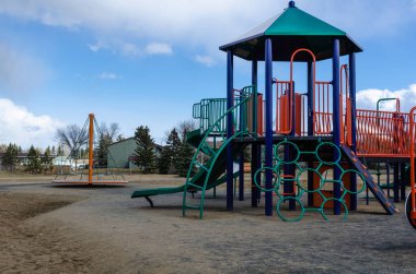 Parktaki renkli oyun parkı