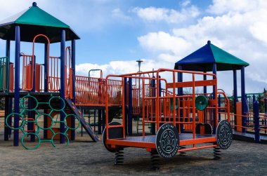 Parktaki renkli oyun parkı