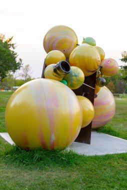 Parktaki renkli oyun parkı