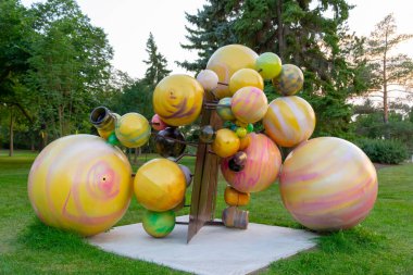 Parktaki renkli oyun parkı