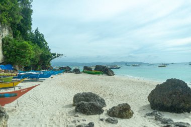 Kayalıklarla sahili kayıkla