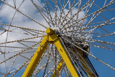Güneşli bir yaz gününde dönme dolap