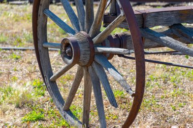 antika ahşap vagon tekerlek