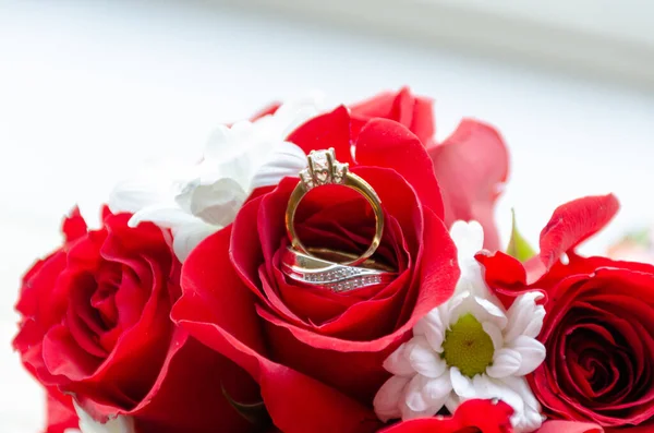 Ramo Rosas Rojas Con Anillos Boda — Foto de Stock