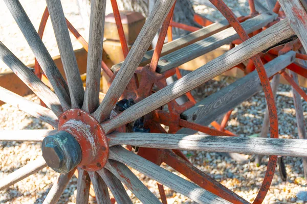 Vintage Wooden Wagon Wheel — Stock Photo, Image