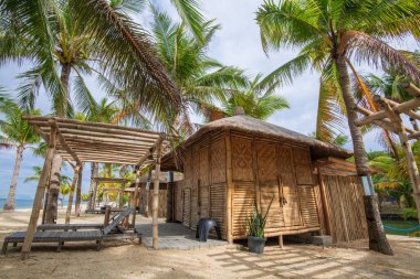 Tropikal bölgedeki sahil kulübesinde.