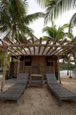 Tropikal bölgedeki sahil kulübesinde.