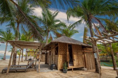 Tropikal bölgedeki sahil kulübesinde.