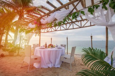 Sahilde romantik bir akşam yemeği.