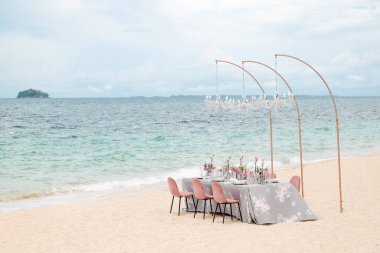 Kumsalda romantik bir düğün ayarlandı.