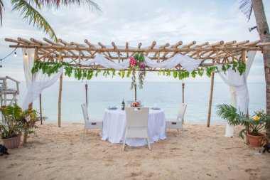 Kumsalda romantik bir düğün ayarlandı.