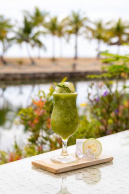 Masada ananas ve nane likörü var.