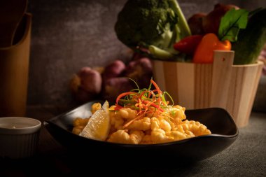 Genç mürekkep balığı halkaları ekmeklenmiş ve kızarmış.