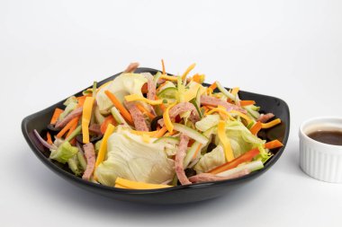 Şefin bahçe salatası, bin tane ada soslu.