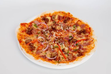 Acı soslu ince kenarlı pizza.