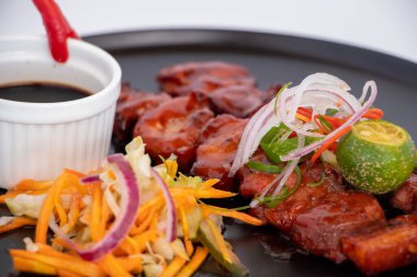 Ağır soslu barbekü domuz eti.