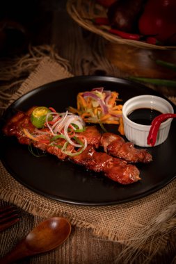 Ağır soslu barbekü domuz eti.