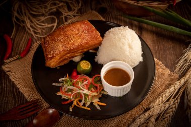 Kızarmış domuz eti ve beyaz pirinç.