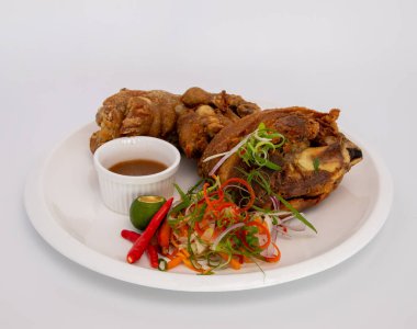 Ekşi sebzeli domuz budu.