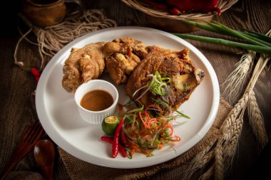 Ekşi sebzeli domuz budu.