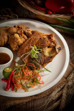 Ekşi sebzeli domuz budu.