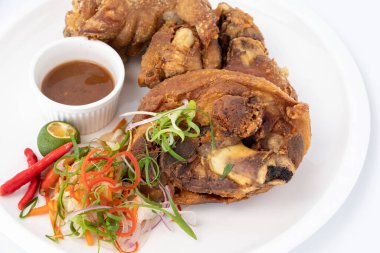 Ekşi sebzeli domuz budu.