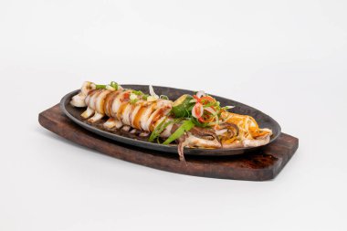 Limon yağı soslu cızırdayan mürekkep balığı.