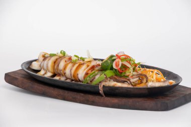 Limon yağı soslu cızırdayan mürekkep balığı.