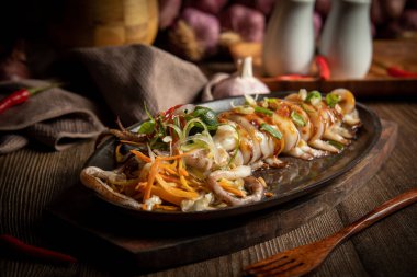 Limon yağı soslu cızırdayan mürekkep balığı.