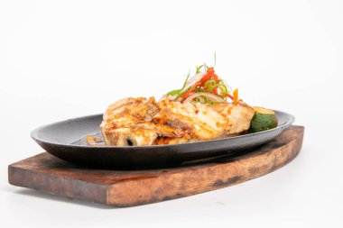 Sebze ve limonlu ızgara balık.