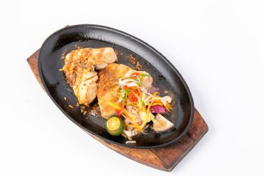 Sebze ve limonlu ızgara balık.